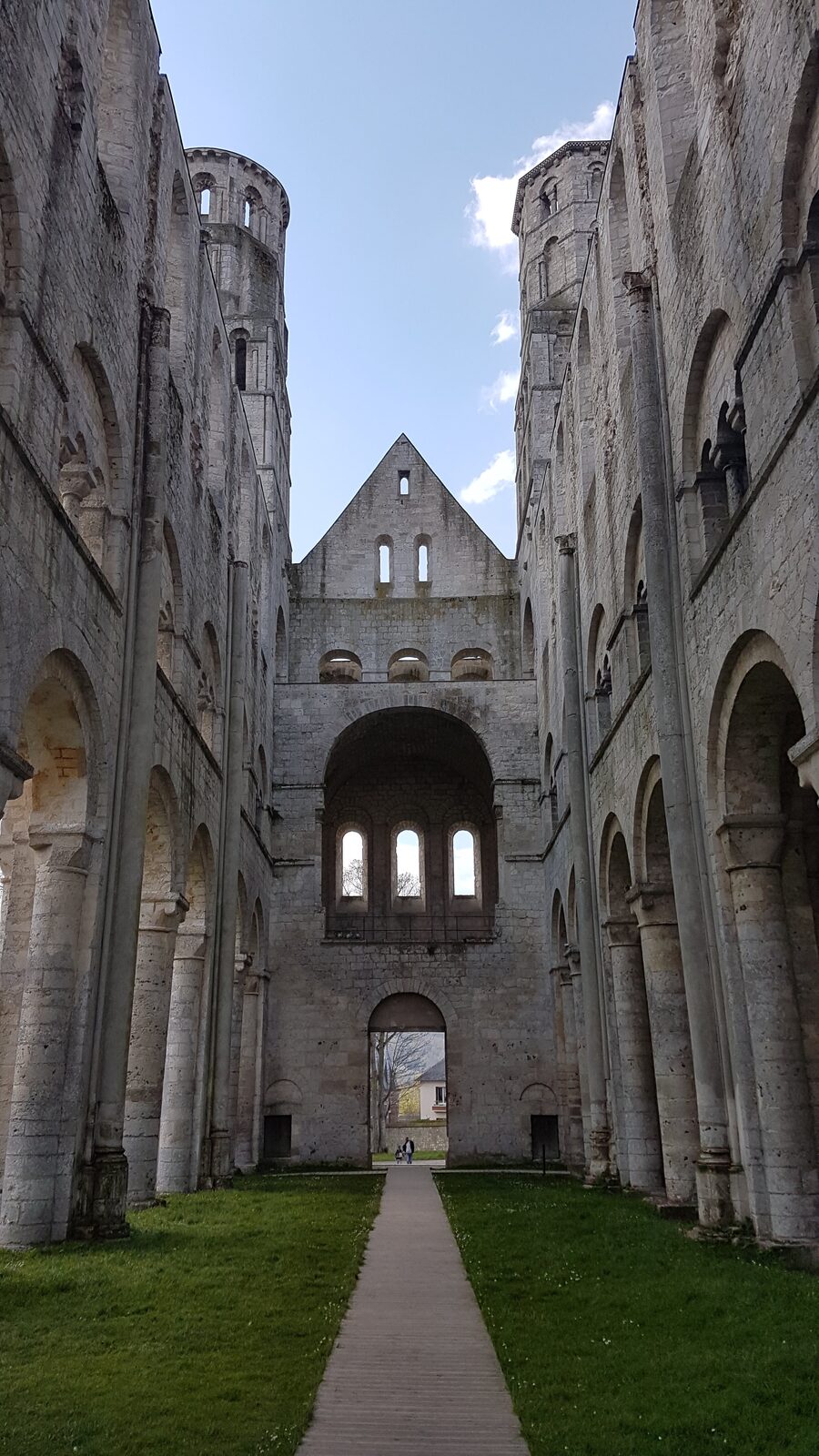 la navata dell’abbazia di Jumièges vista verso l’arco di fondo, senza tetto