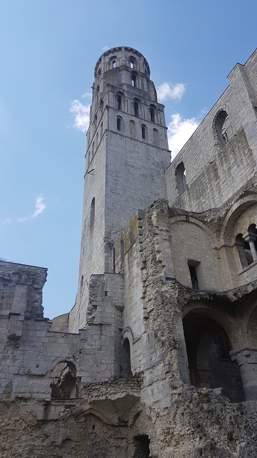 una delle torri dell’abbazia di Jumièges vista dal basso, fra le murature in rovina