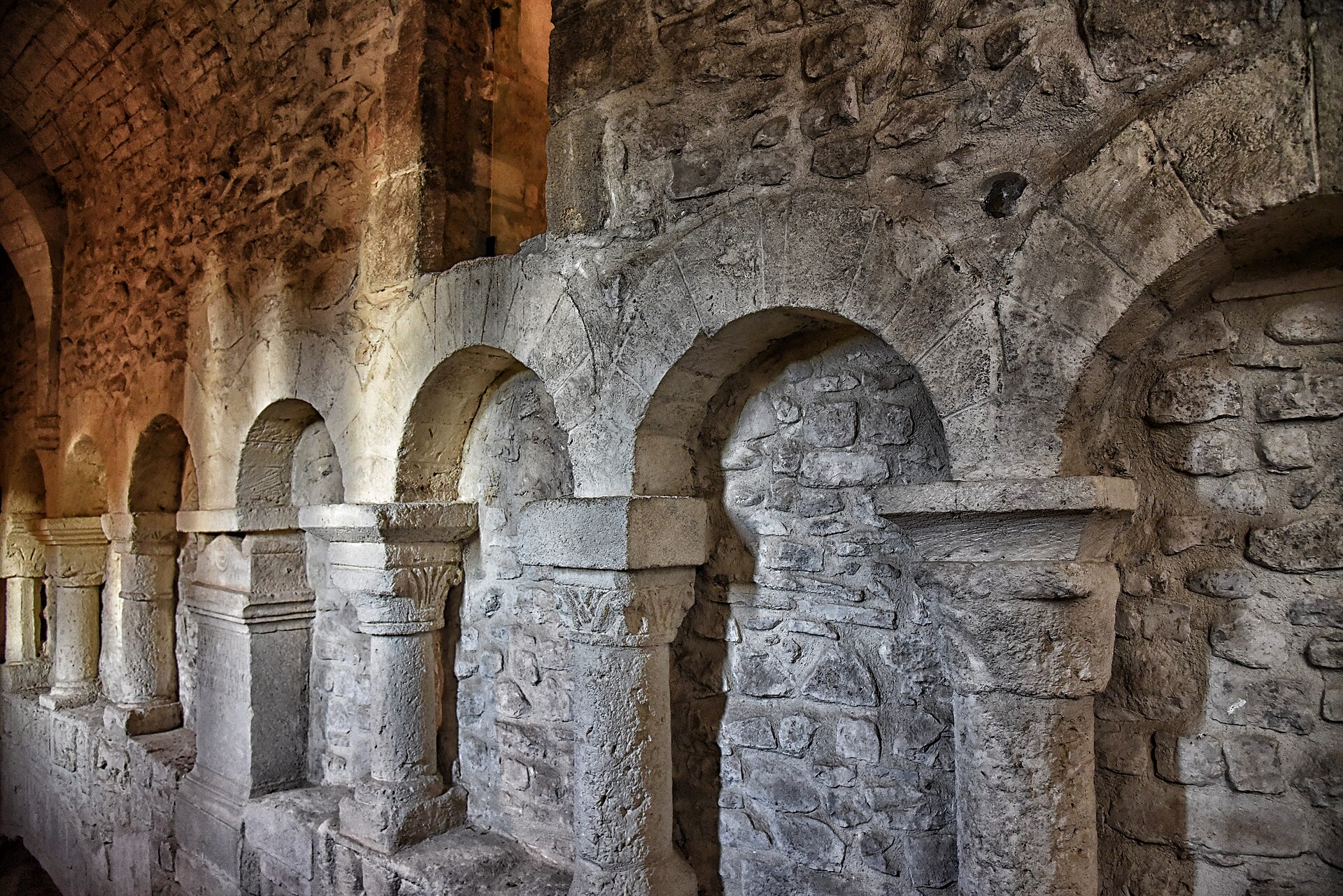 las arcadas romanicas de la abadia de la trinidad de venosa, a contraluz