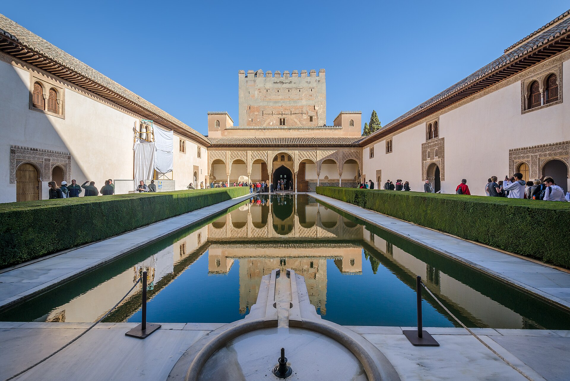 il patio de los arrayanes dell’alhambra, con la lunga vasca d’acqua fra due siepi di mirto e la torre di comares che si riflette in fondo