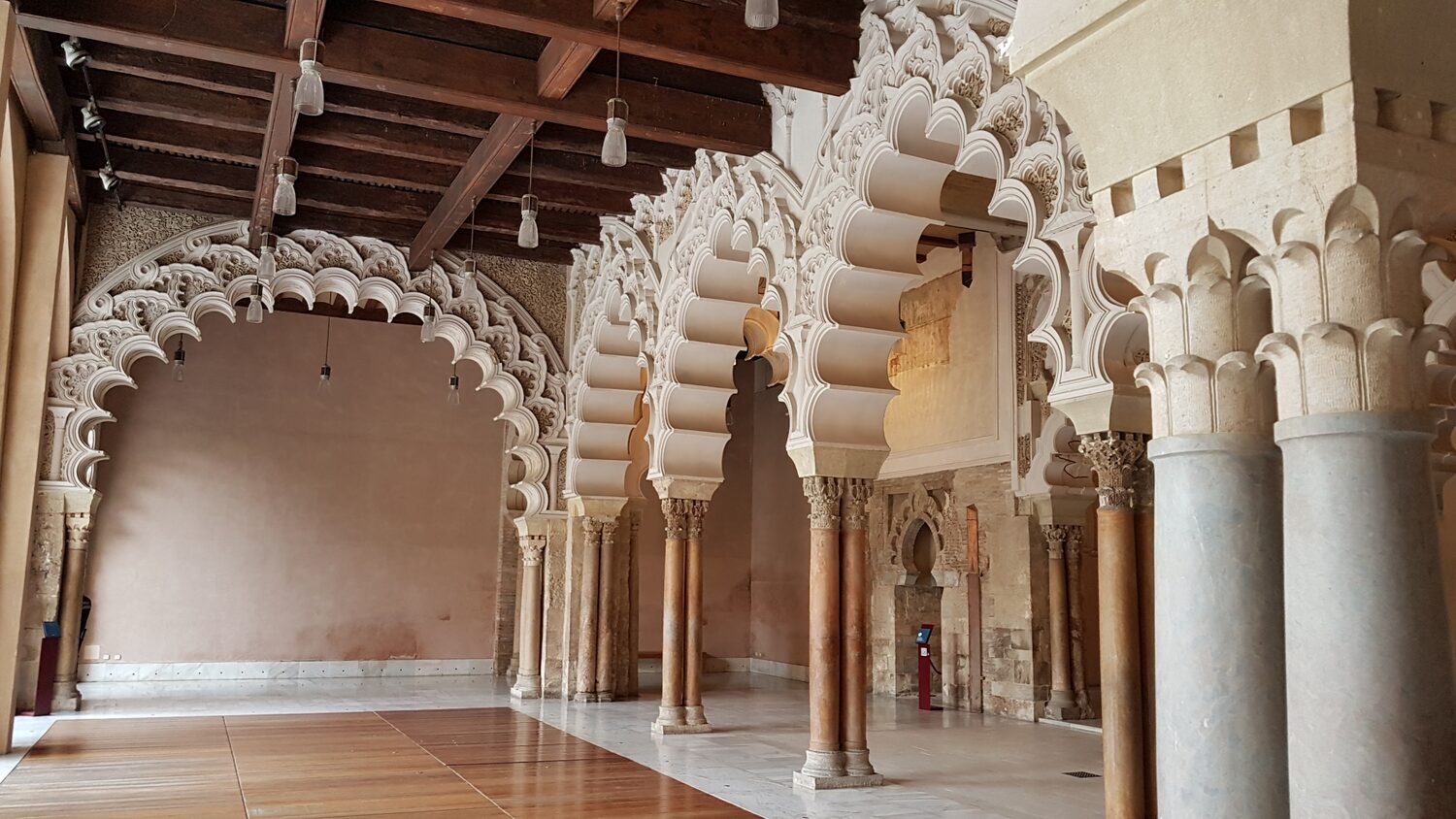 gli archi intrecciati del palazzo taifa dell’Aljafería, su colonnine sottili di marmo e alabastro