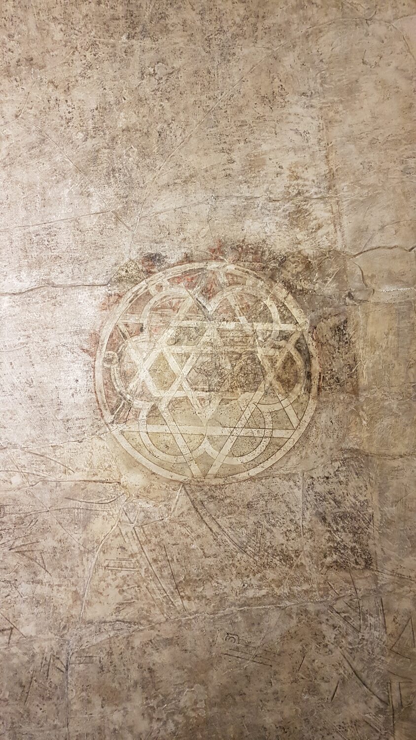 incisioni sul muro della torre dell’Aljafería, con un cerchio e una stella a sei punte