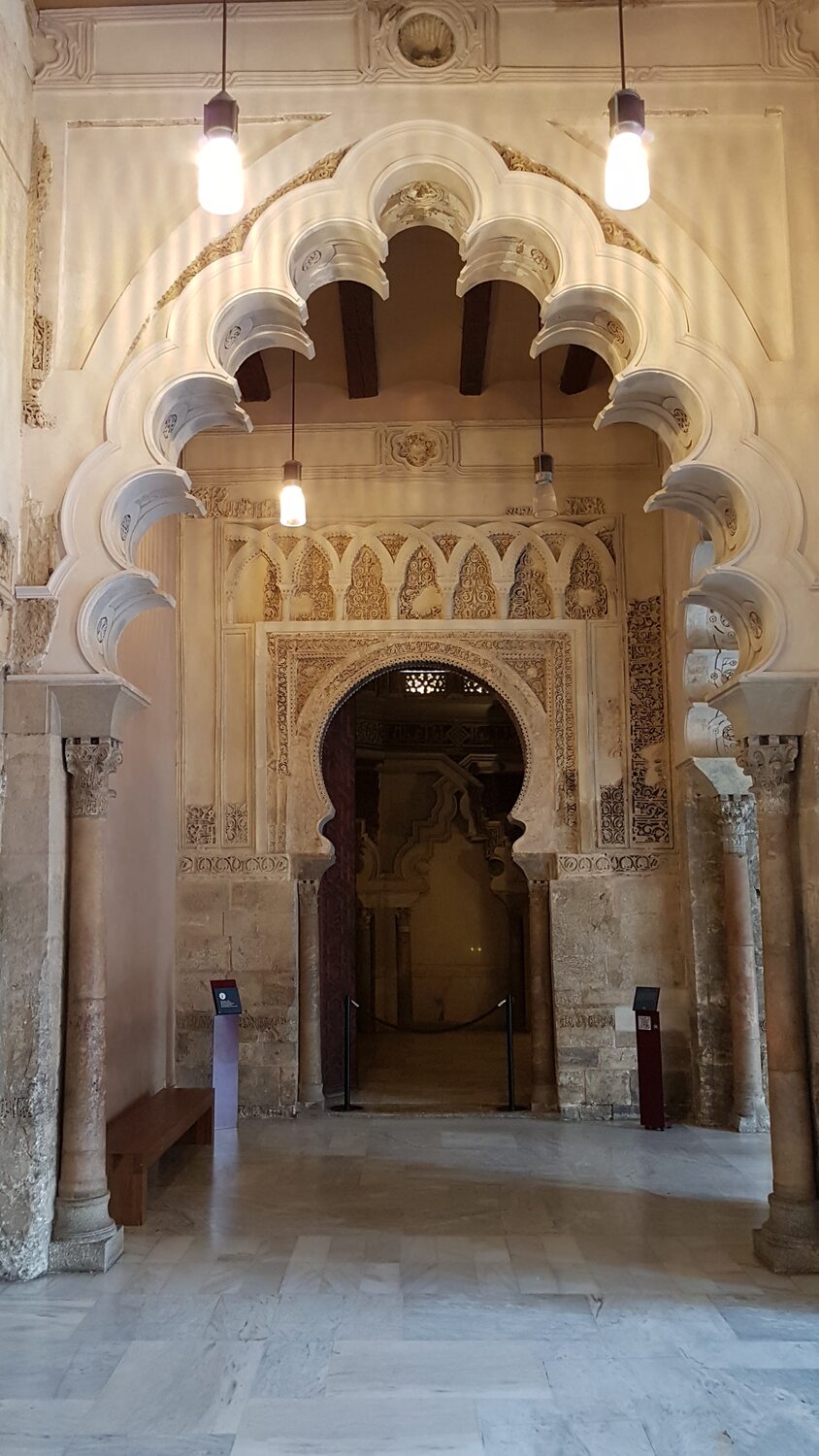 l’arco d’ingresso all’oratorio dell’Aljafería, a ferro di cavallo e riccamente decorato