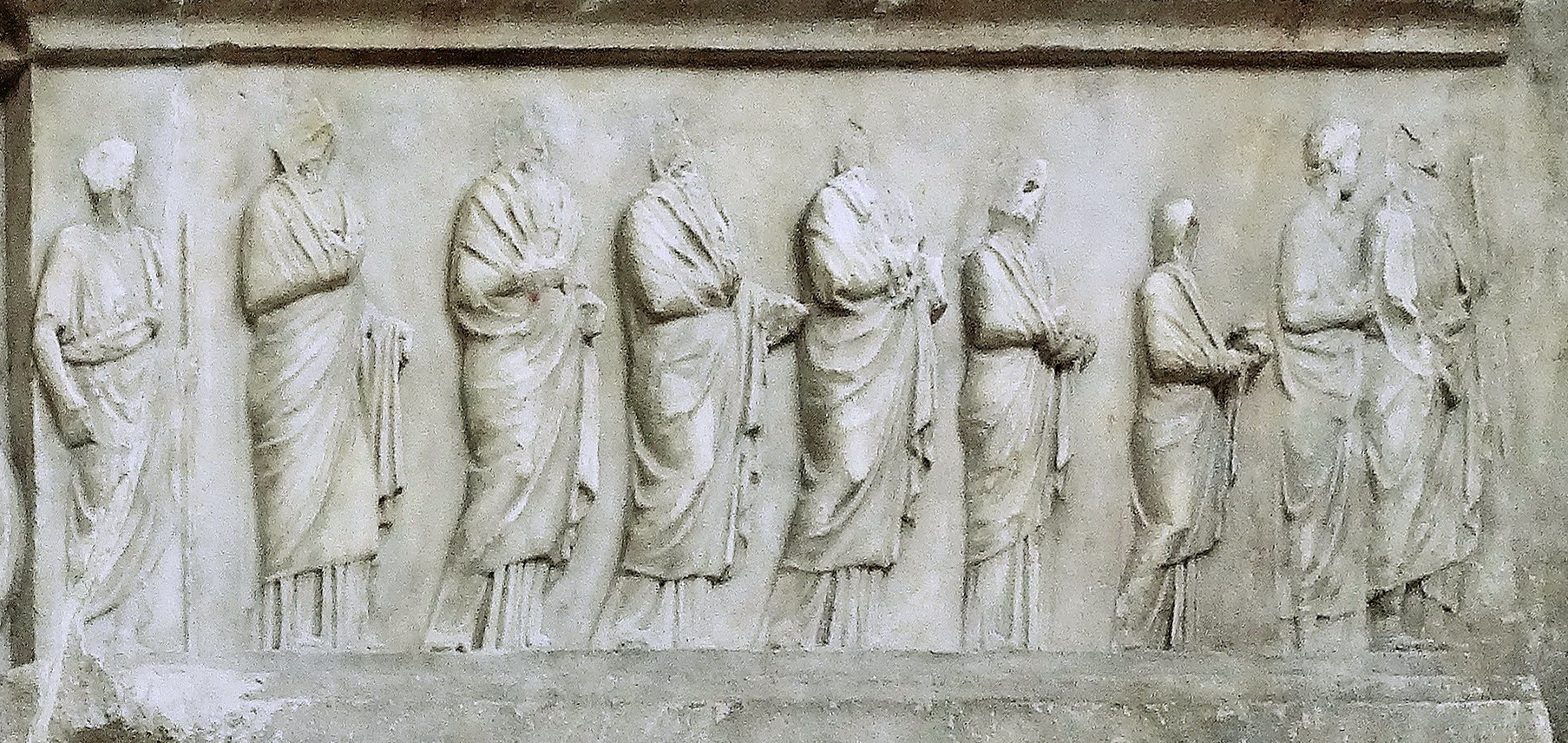 il fregio del sacrificio sull altare interno dell ara pacis, con la fila di figure velate e i camilli che portano gli strumenti del rito