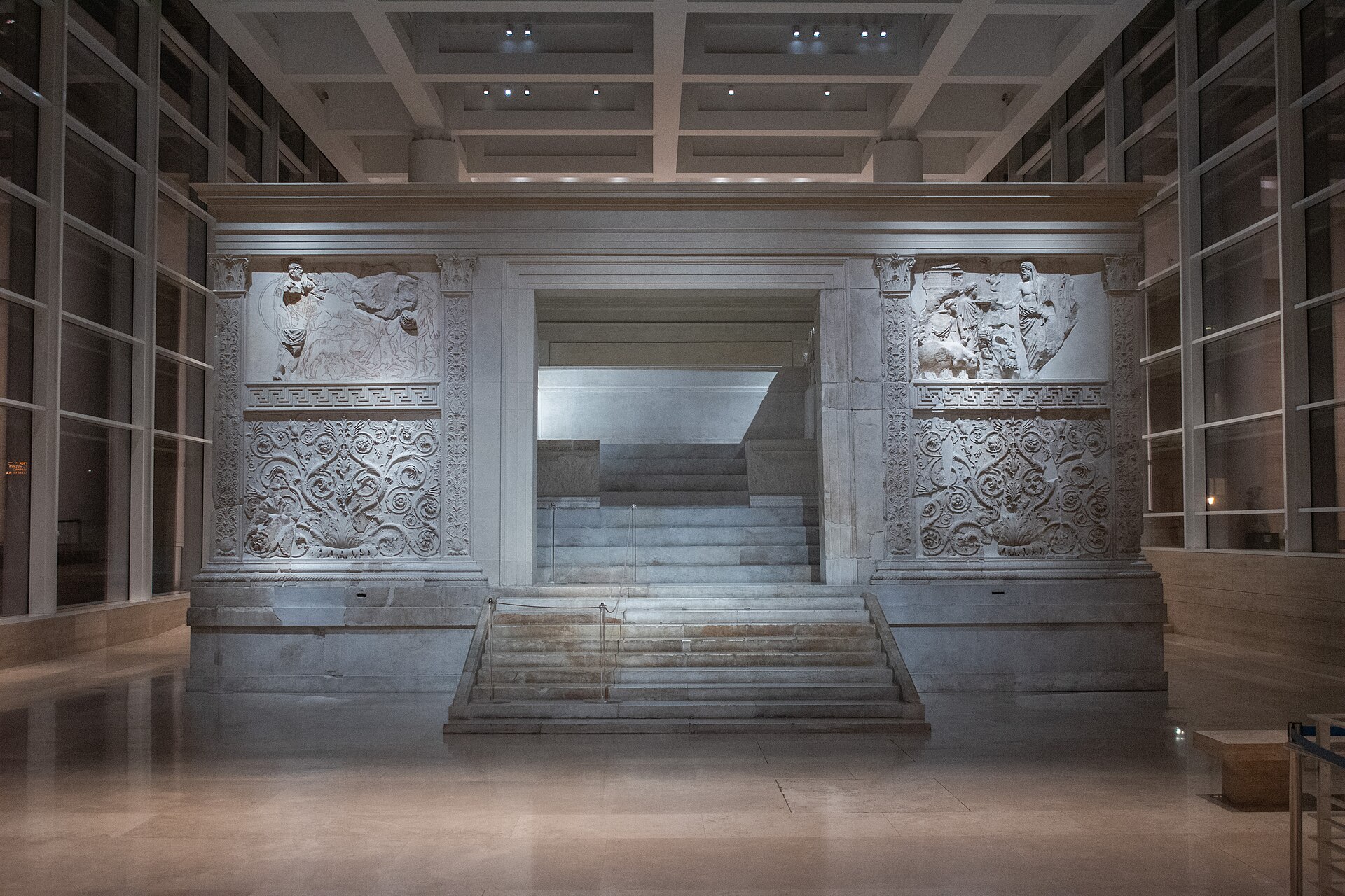 il recinto marmoreo dell ara pacis di augusto con i rilievi della processione, dentro la teca di vetro del museo a roma