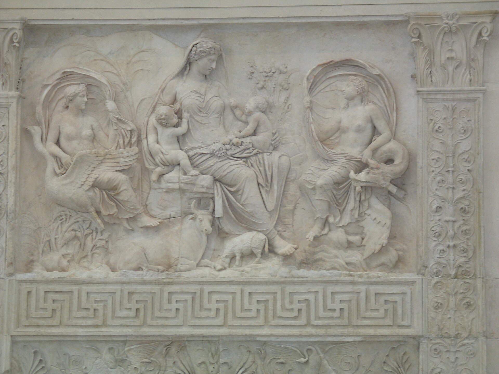 il rilievo della saturnia tellus dell ara pacis, con la figura seduta al centro fra due bambini, la vacca sdraiata e le due figure laterali sul mostro marino e sull uccello