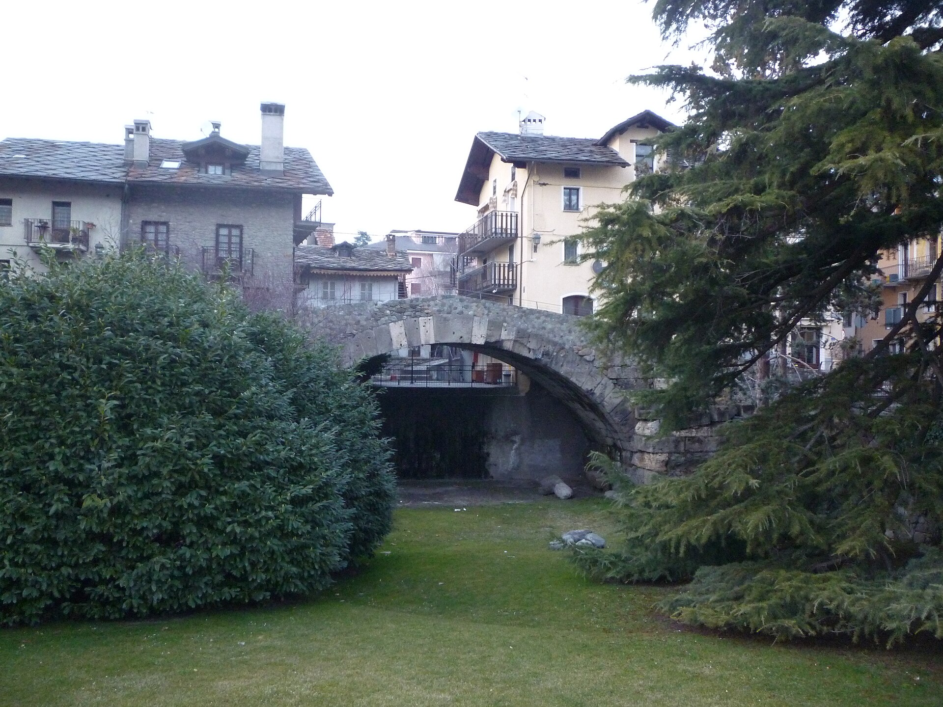 il ponte di pietra romano di aosta, con l arcata unica e il prato asciutto al posto del fiume