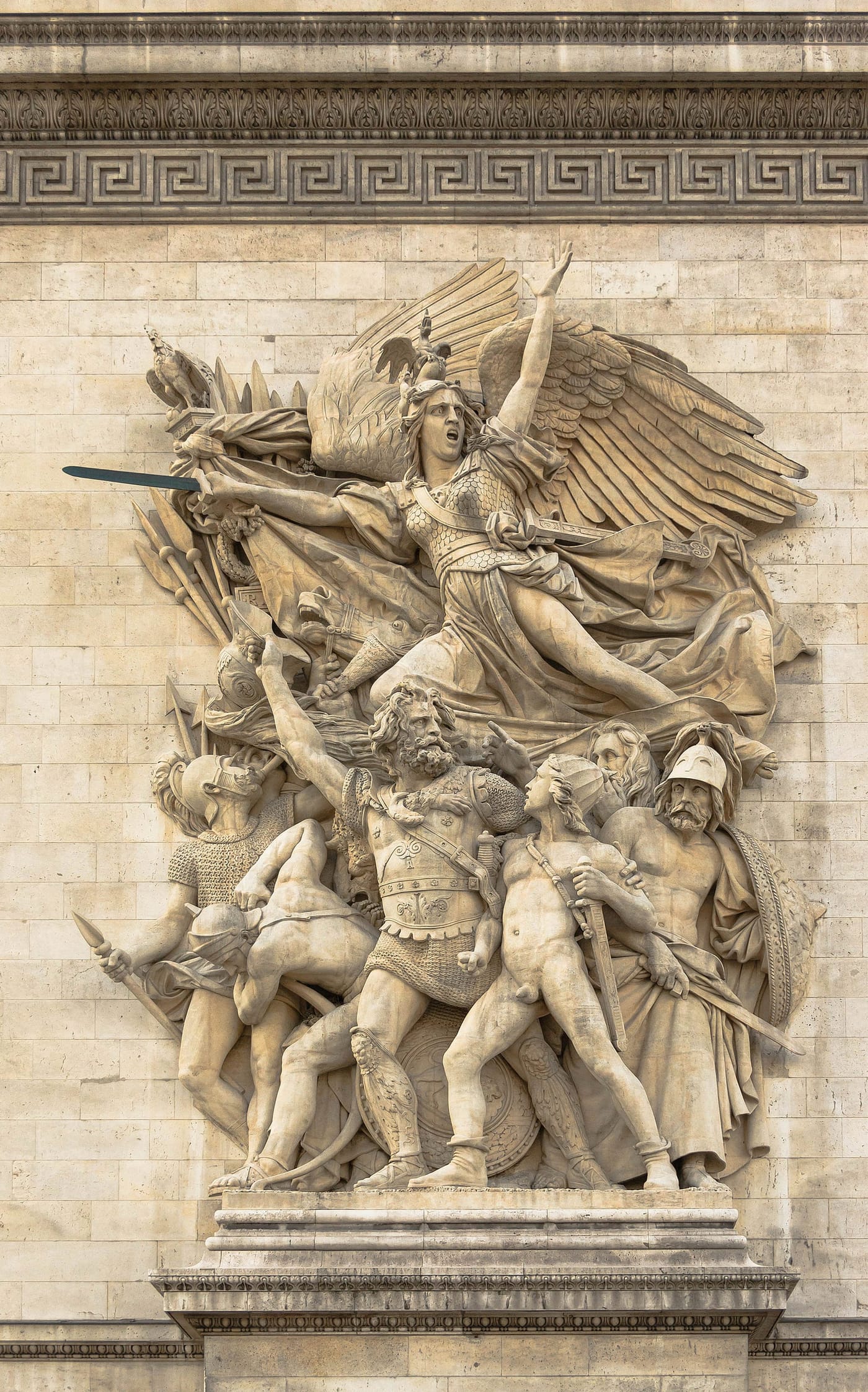 il rilievo della marsigliese di francois rude sul pilone dell arco di trionfo, la figura alata che grida con la spada alzata sopra un gruppo di guerrieri in marcia