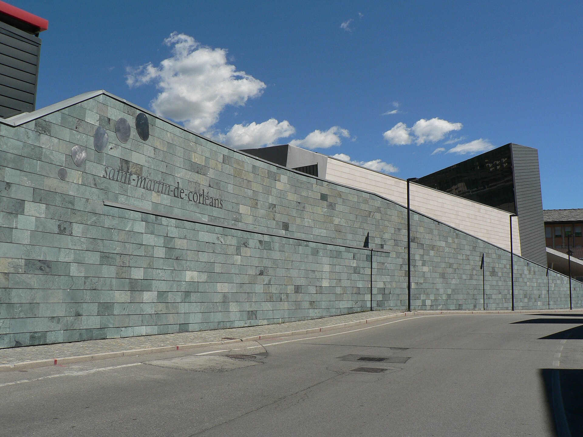 il muro esterno in pietra verde del museo dell area megalitica di saint martin de corleans ad aosta con il nome inciso