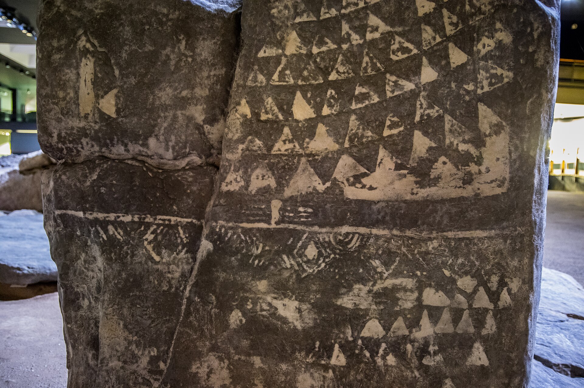 una stele antropomorfa dell area megalitica di aosta, con file di triangoli incisi disposti a fasce