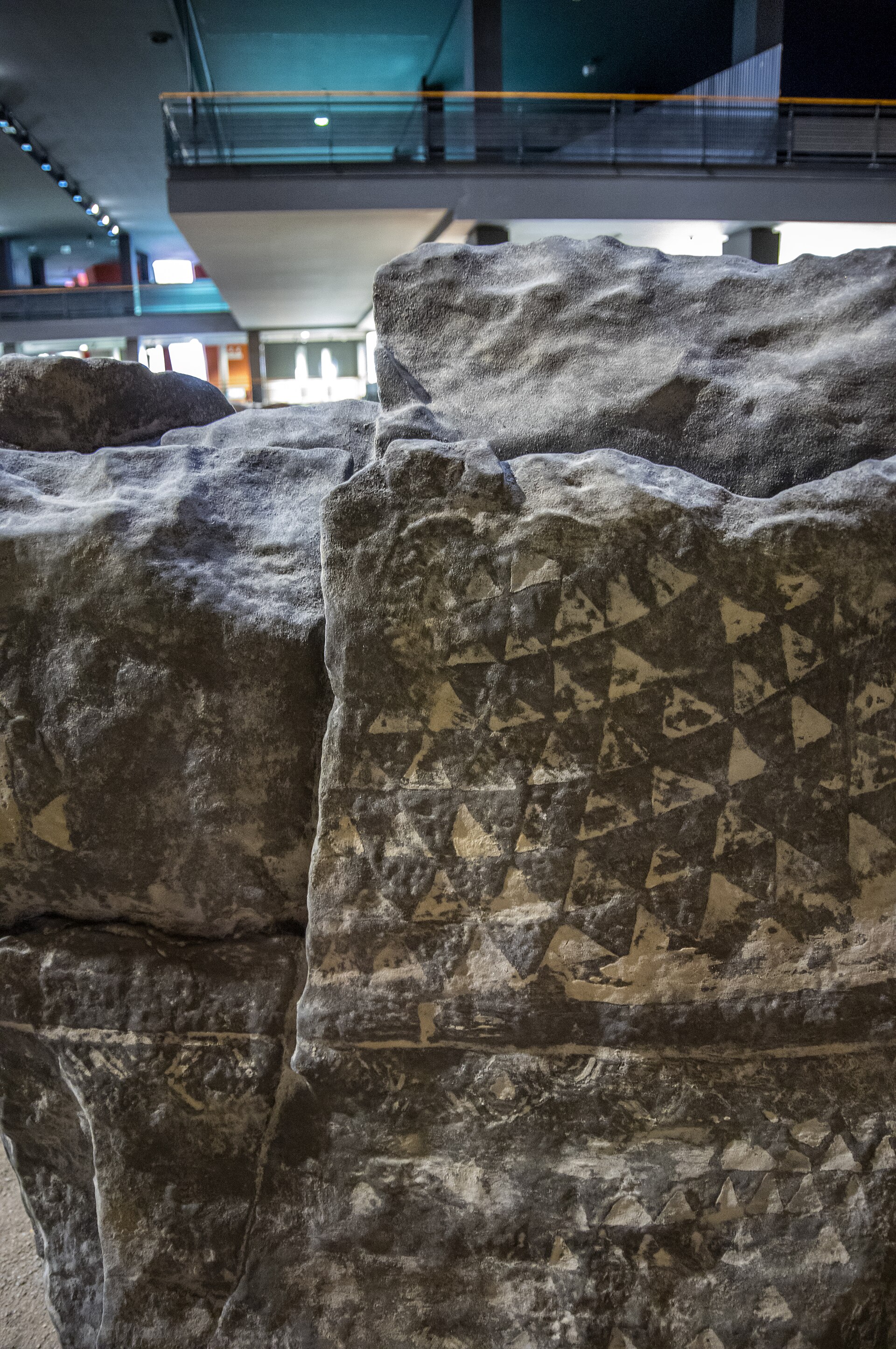 le stele antropomorfe dell area megalitica esposte dentro il museo, con le passerelle sospese del percorso di visita sopra