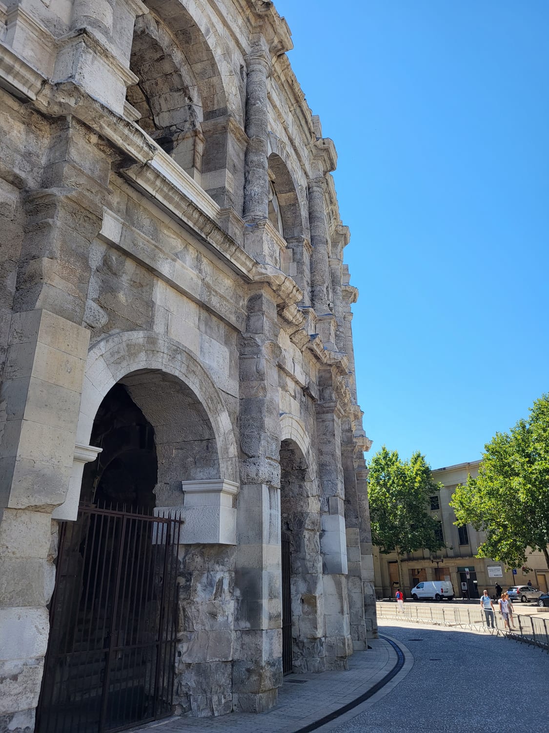 los dos niveles de arcadas de la fachada de la Arena de Nimes con las columnas adosadas y los bloques salientes para los mástiles del velum