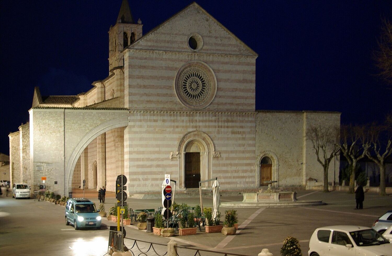 la fachada de franjas blancas y rosas de la basílica de Santa Clara en Asís