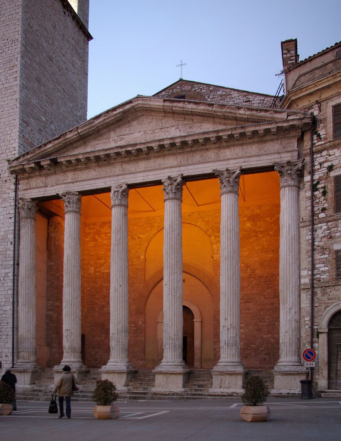 el pronaos con las columnas corintias del templo de Minerva en Piazza del Comune, en Asís