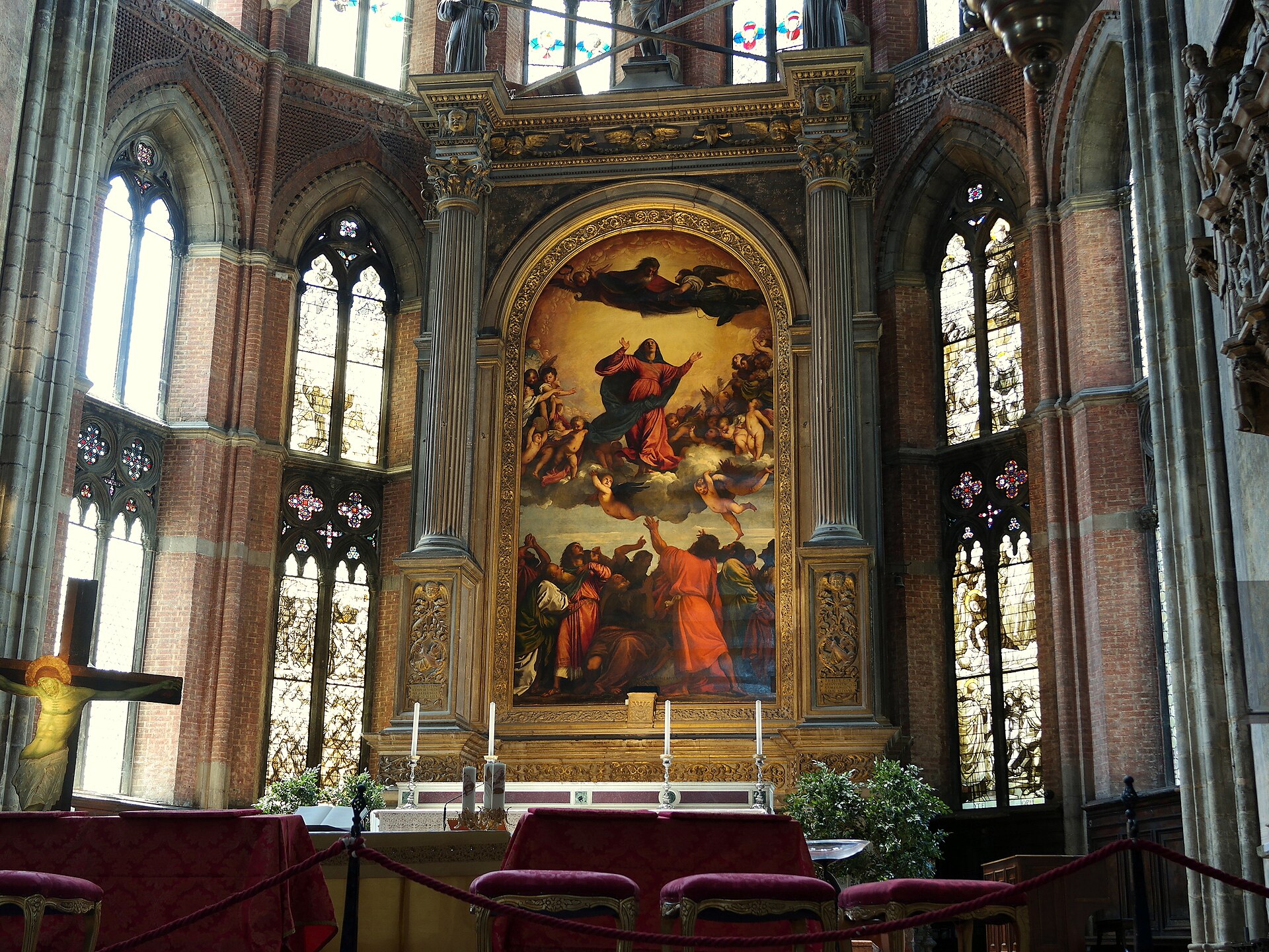 l assunta di tiziano sull altare maggiore della basilica dei frari fra le vetrate gotiche dell abside