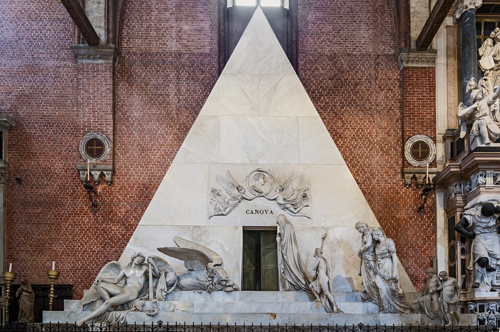 il monumento funebre a Canova nella basilica dei Frari