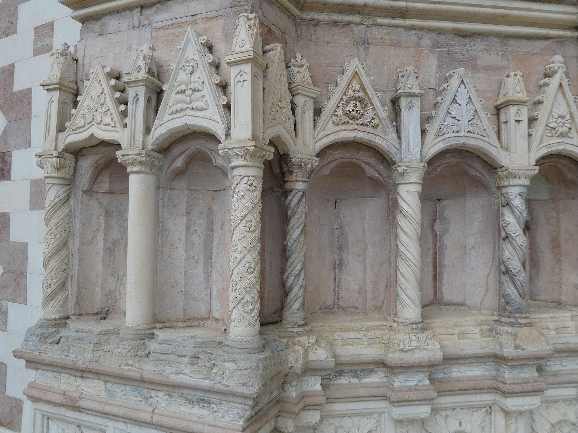 dettaglio del portale della basilica di collemaggio con le colonnine tortili e le fasce scolpite dell archivolto