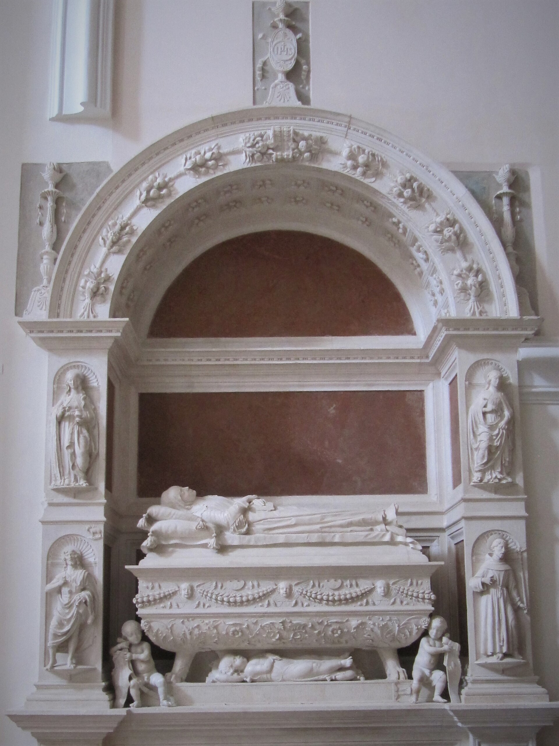 il monumento funebre di maria pereyra camponeschi in pietra bianca con la giacente sul sarcofago e la figlia bambina alla base