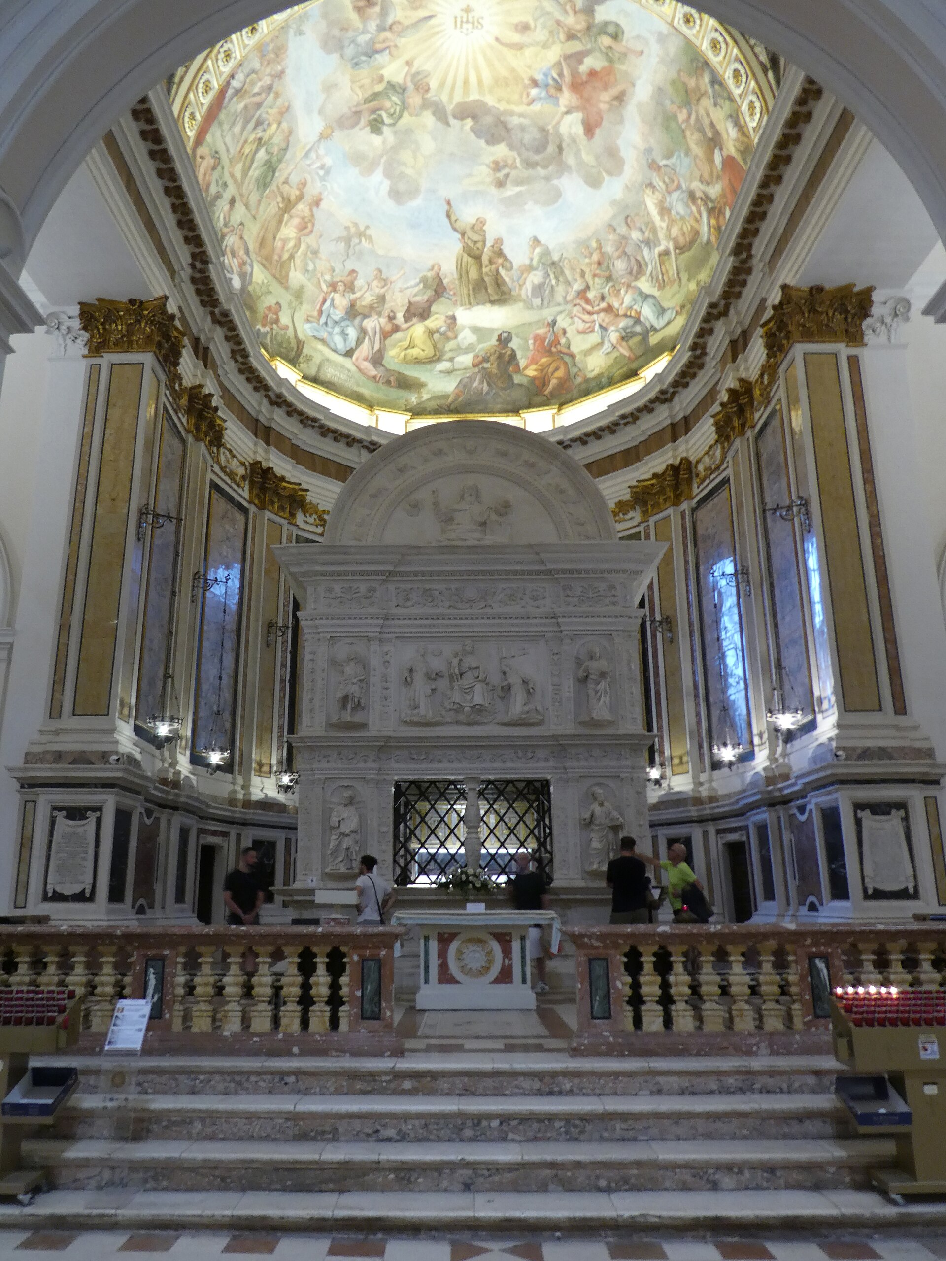 il mausoleo di san bernardino in pietra bianca dentro la cappella con la cupola affrescata e il monogramma ihs raggiante