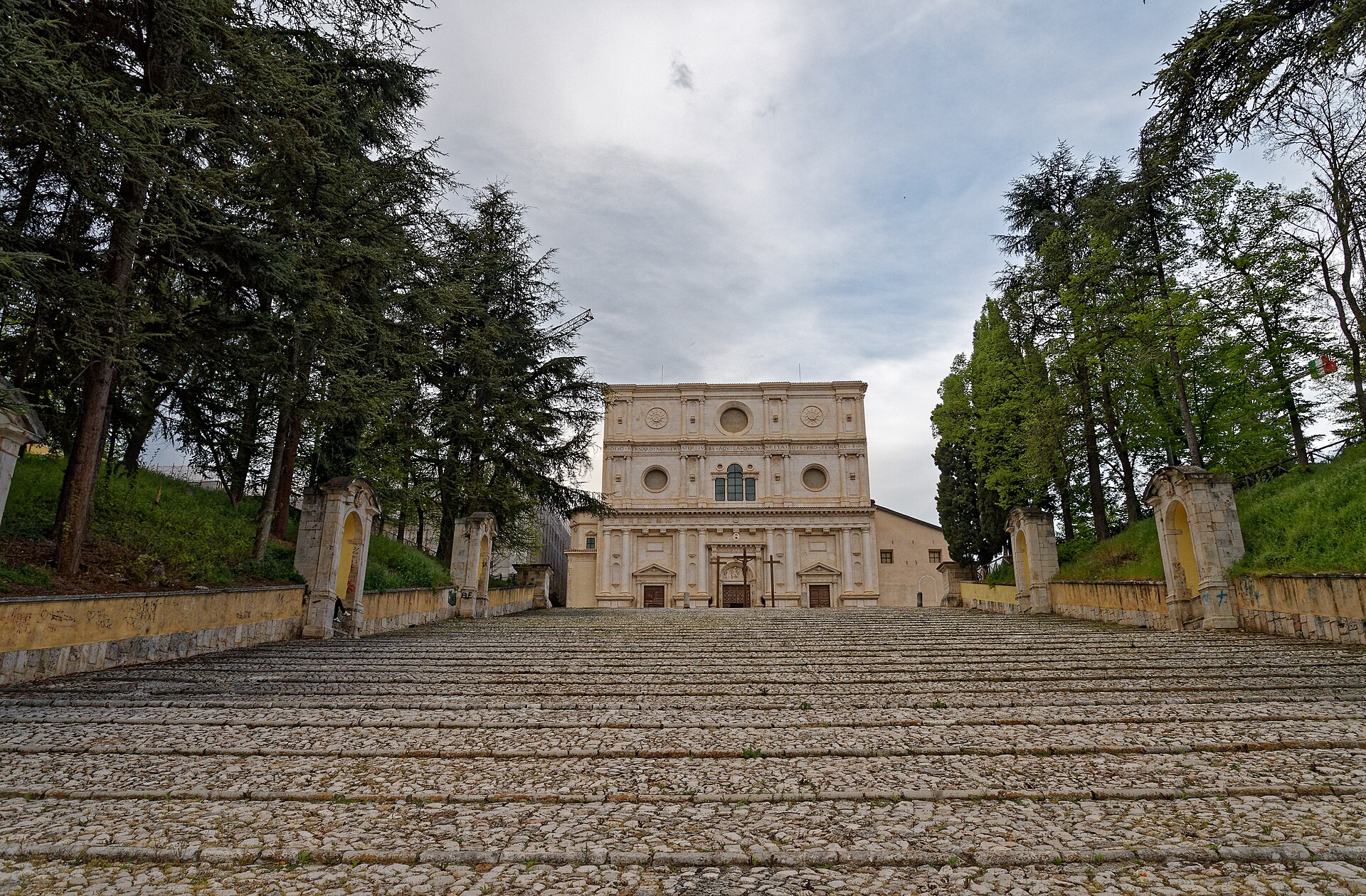 la scalinata di pietra che sale alla basilica di san bernardino all aquila fra i cedri con la facciata in cima