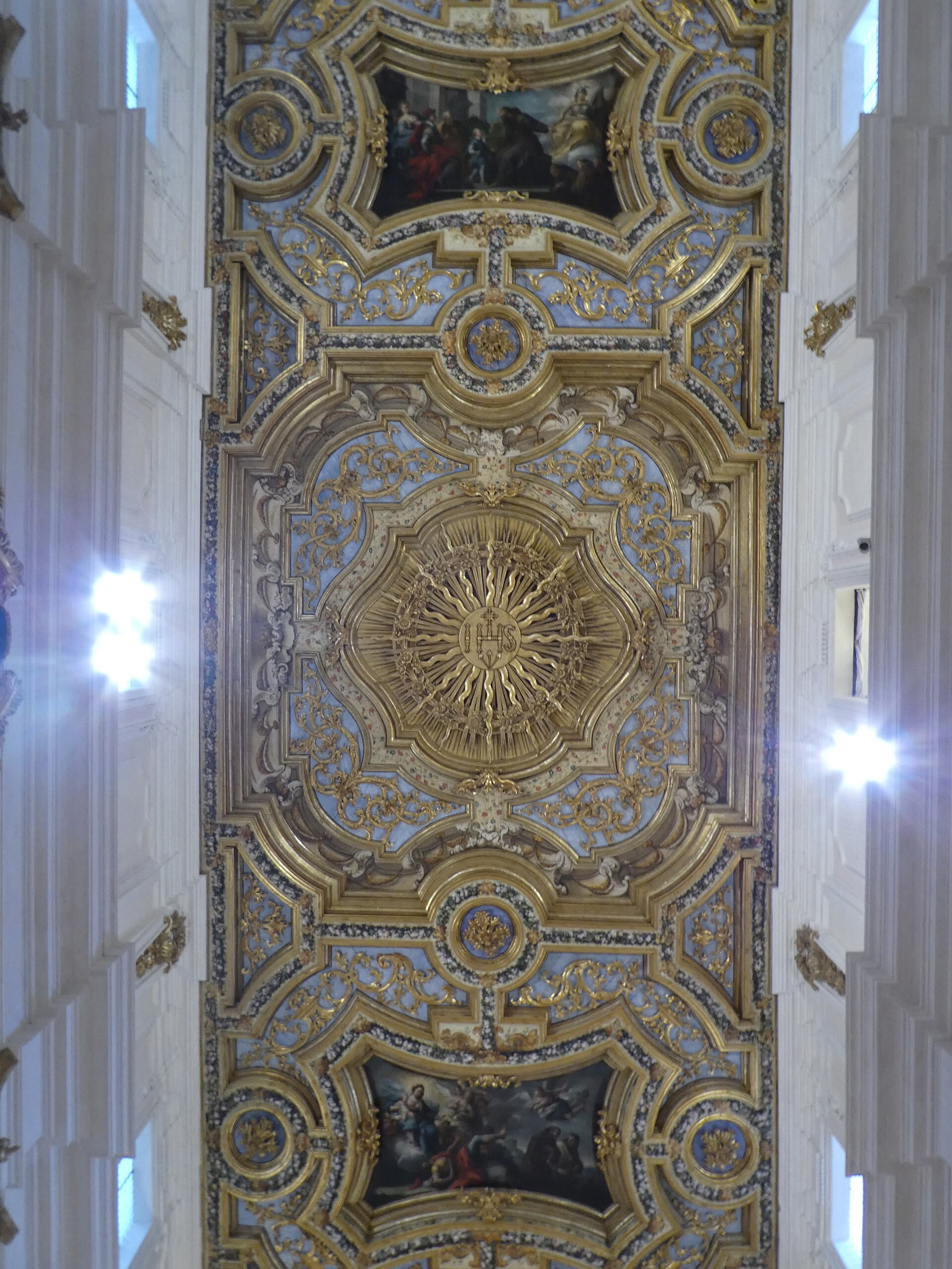 la volta e il soffitto ligneo intagliato e dorato della navata di san bernardino all aquila visti dal basso