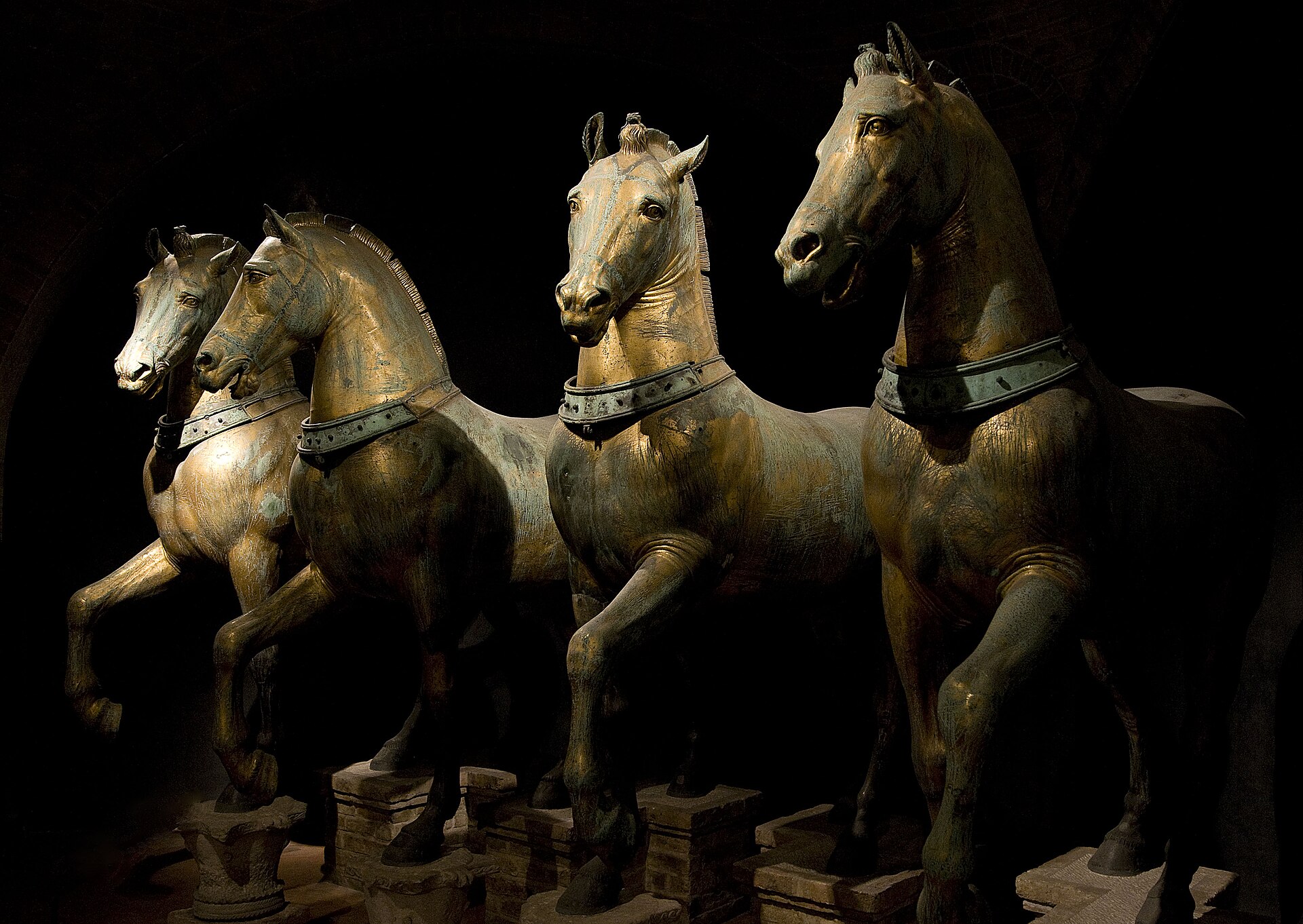 i quattro cavalli bronzei originali nel museo di San Marco