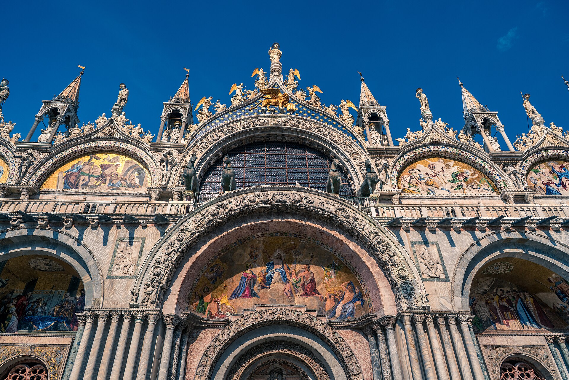 la facciata occidentale della basilica di san marco a venezia con i mosaici dorati e la quadriga sulla loggia