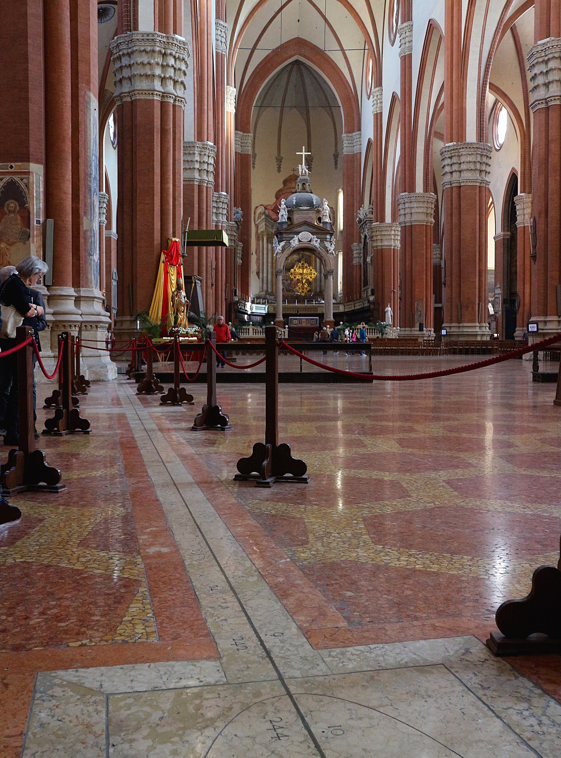 la meridiana di cassini sul pavimento della navata di san petronio a bologna, con i numeri incisi nel marmo