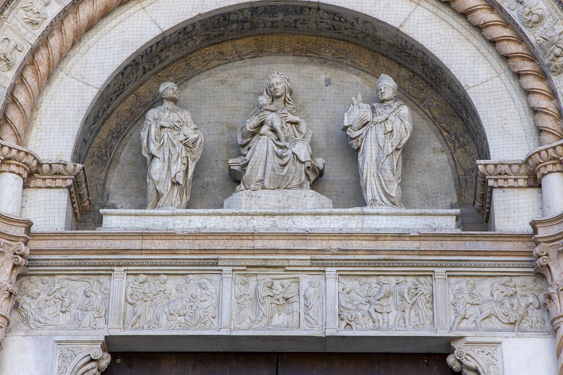 il portale mediano di san petronio con la lunetta e i rilievi di jacopo della quercia