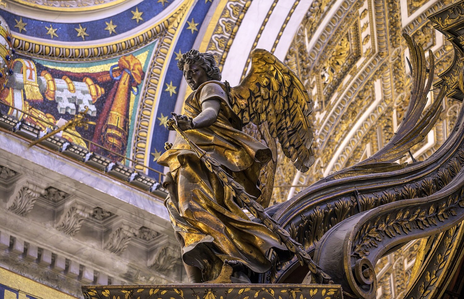 il baldacchino di Bernini in bronzo sopra l'altare papale della Basilica di San Pietro, con le quattro colonne tortili