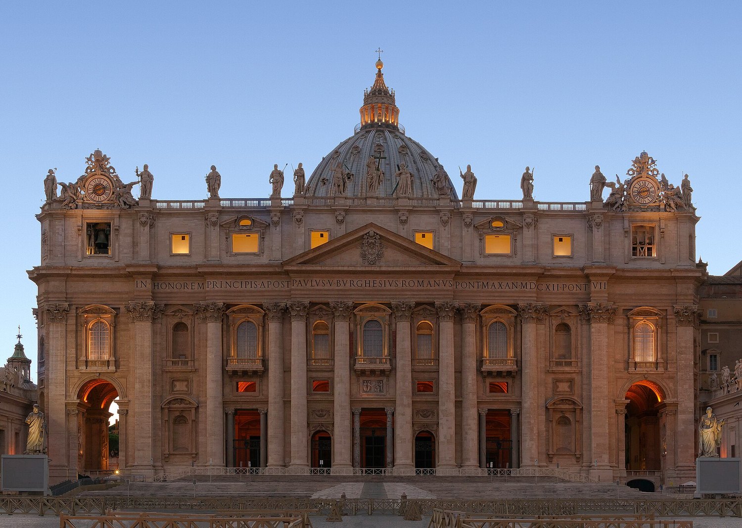 la facciata di Carlo Maderno della Basilica di San Pietro all'ora blu, con la cupola di Michelangelo dietro e l'iscrizione di Paolo V
