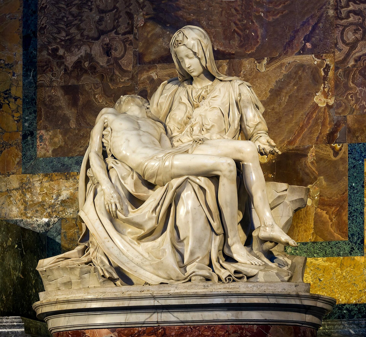 la Pietà di Michelangelo nella Basilica di San Pietro, con la Vergine che sostiene il corpo di Cristo