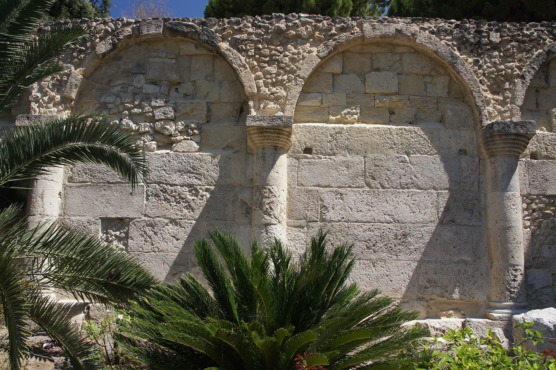 il nartece e le strutture in rovina della basilica di san saturnino a cagliari