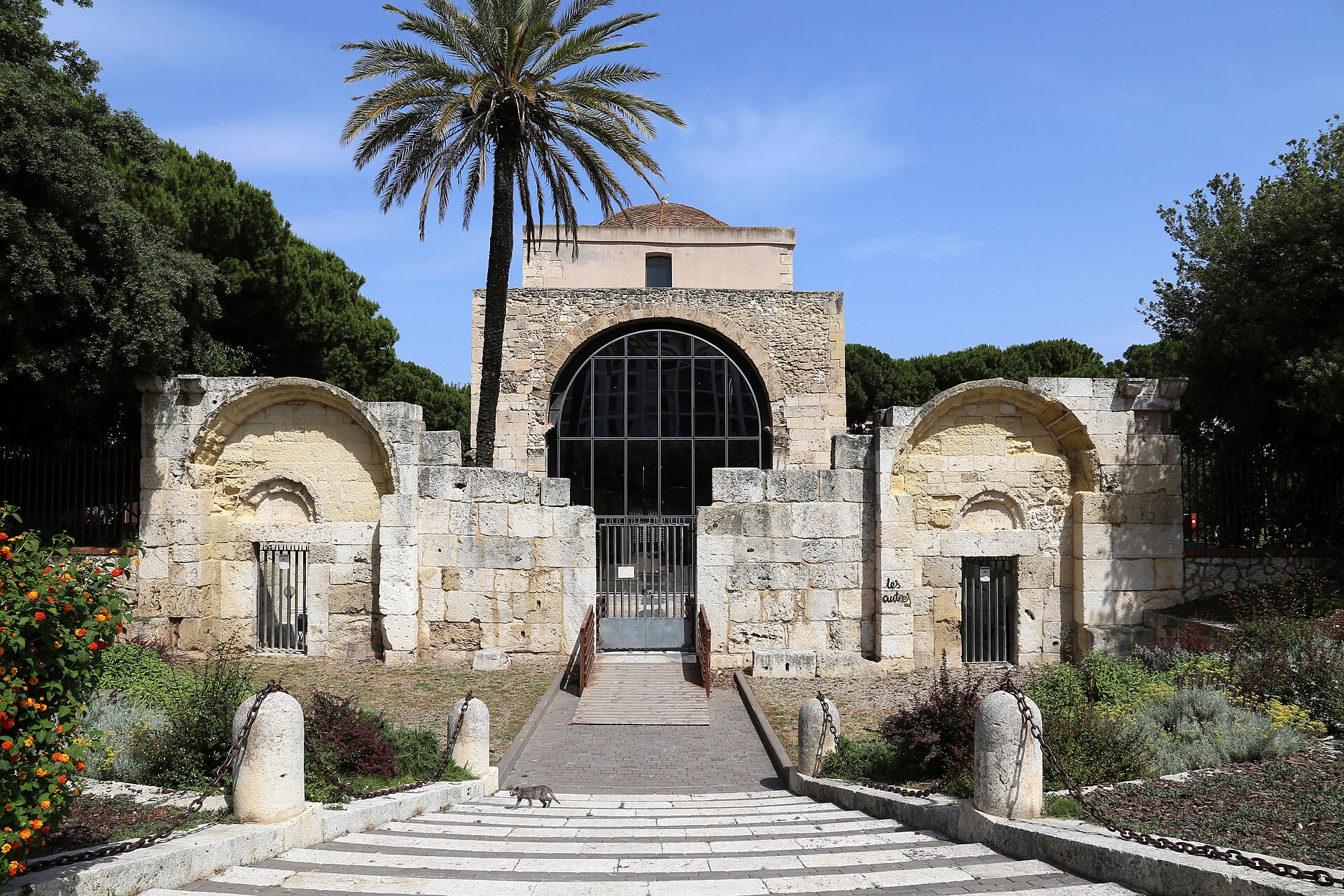 la basilica di san saturnino a cagliari vista di fronte con le arcate in rovina la vetrata ad arco e la cupola