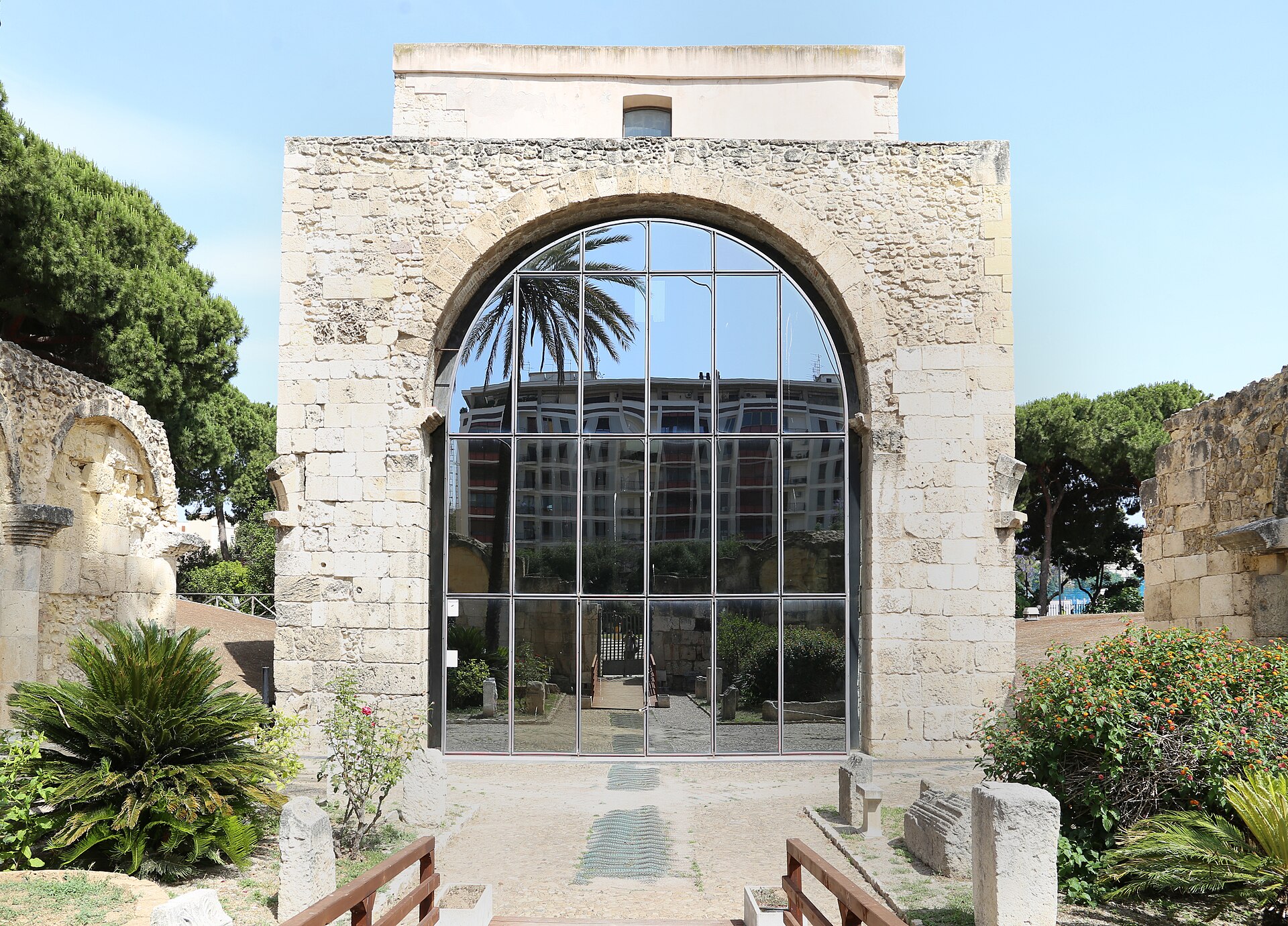 il fianco della basilica di san saturnino a cagliari con i conci antichi e le arcate superstiti