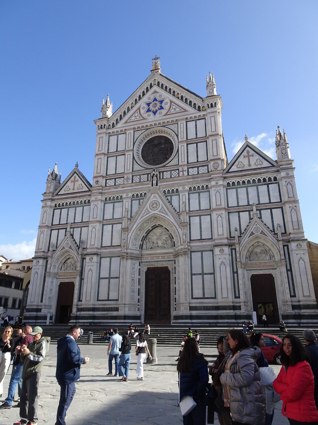 la facciata neogotica della basilica di santa croce a firenze, in marmi bianchi verdi e rosa