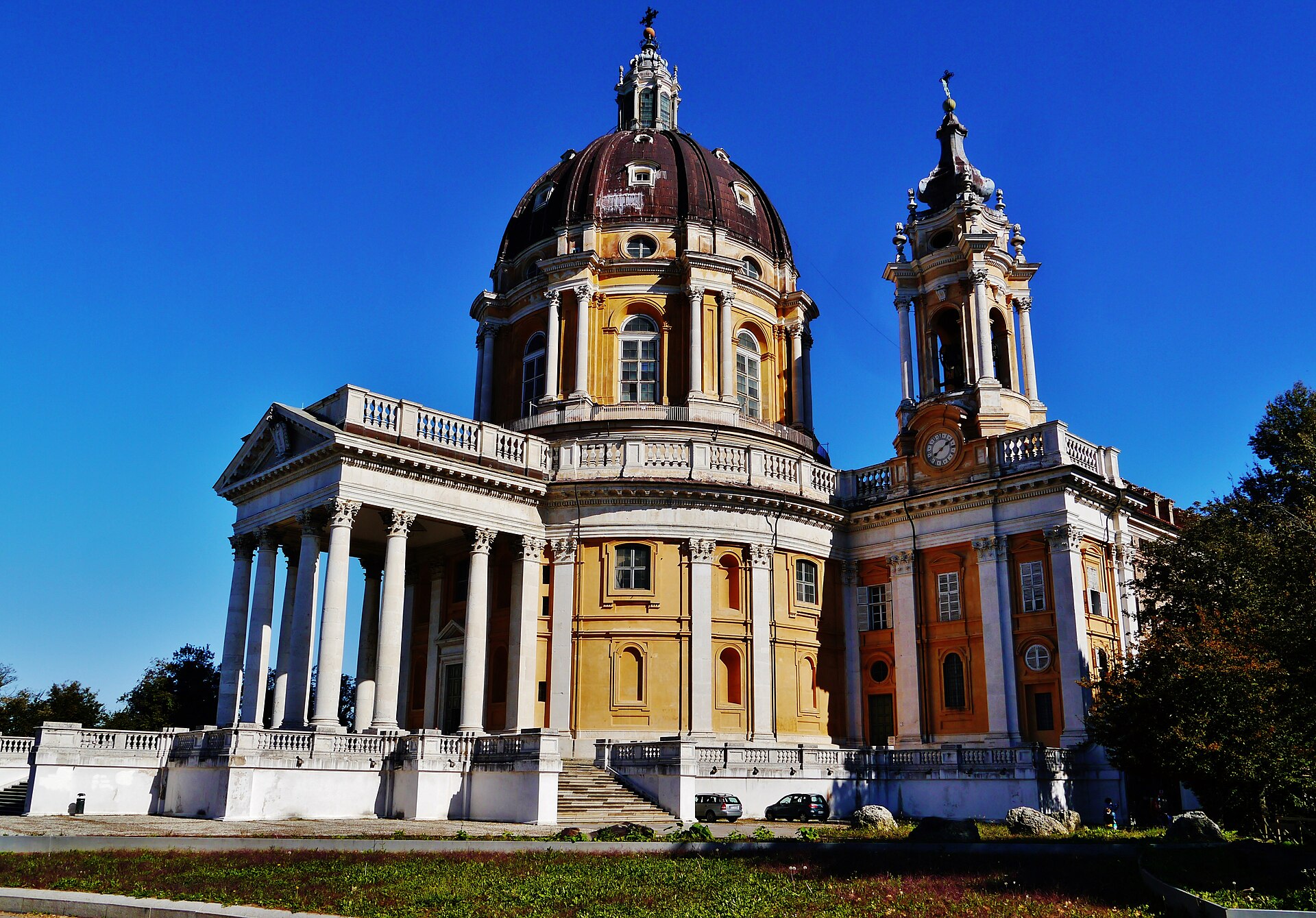 la basilica de superga con su pronaos de columnas, la cupula y el campanario, bajo un cielo azul
