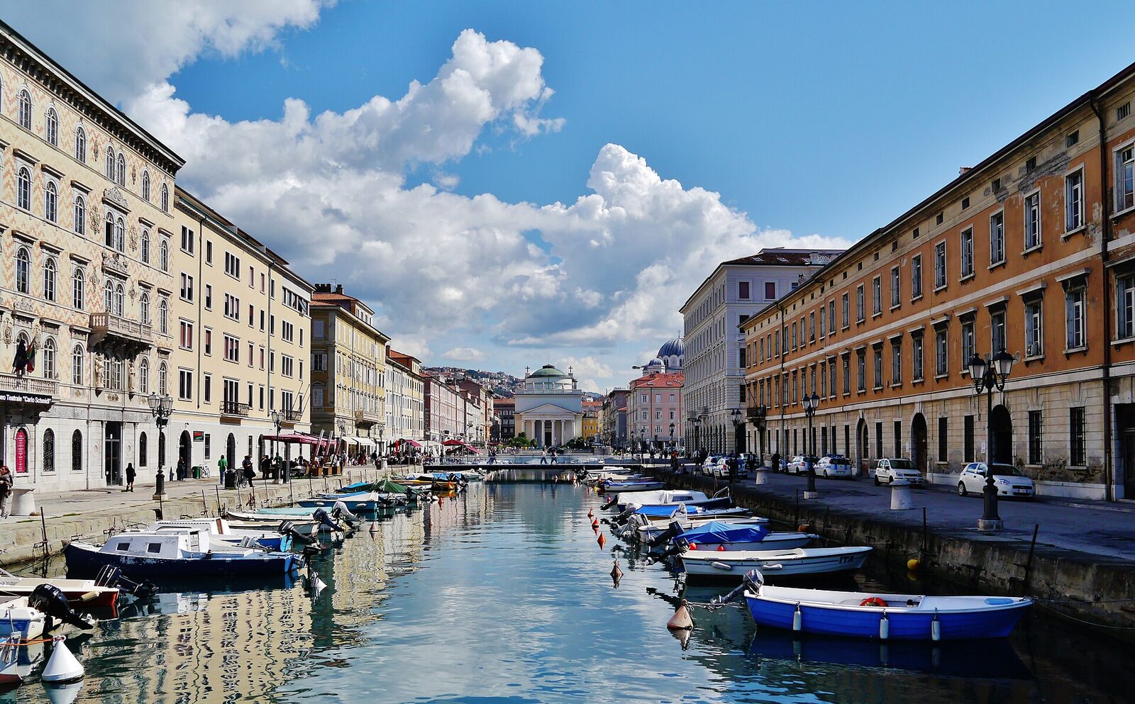 il canal grande di trieste visto dal ponte con i palazzi neoclassici allineati sulle due rive