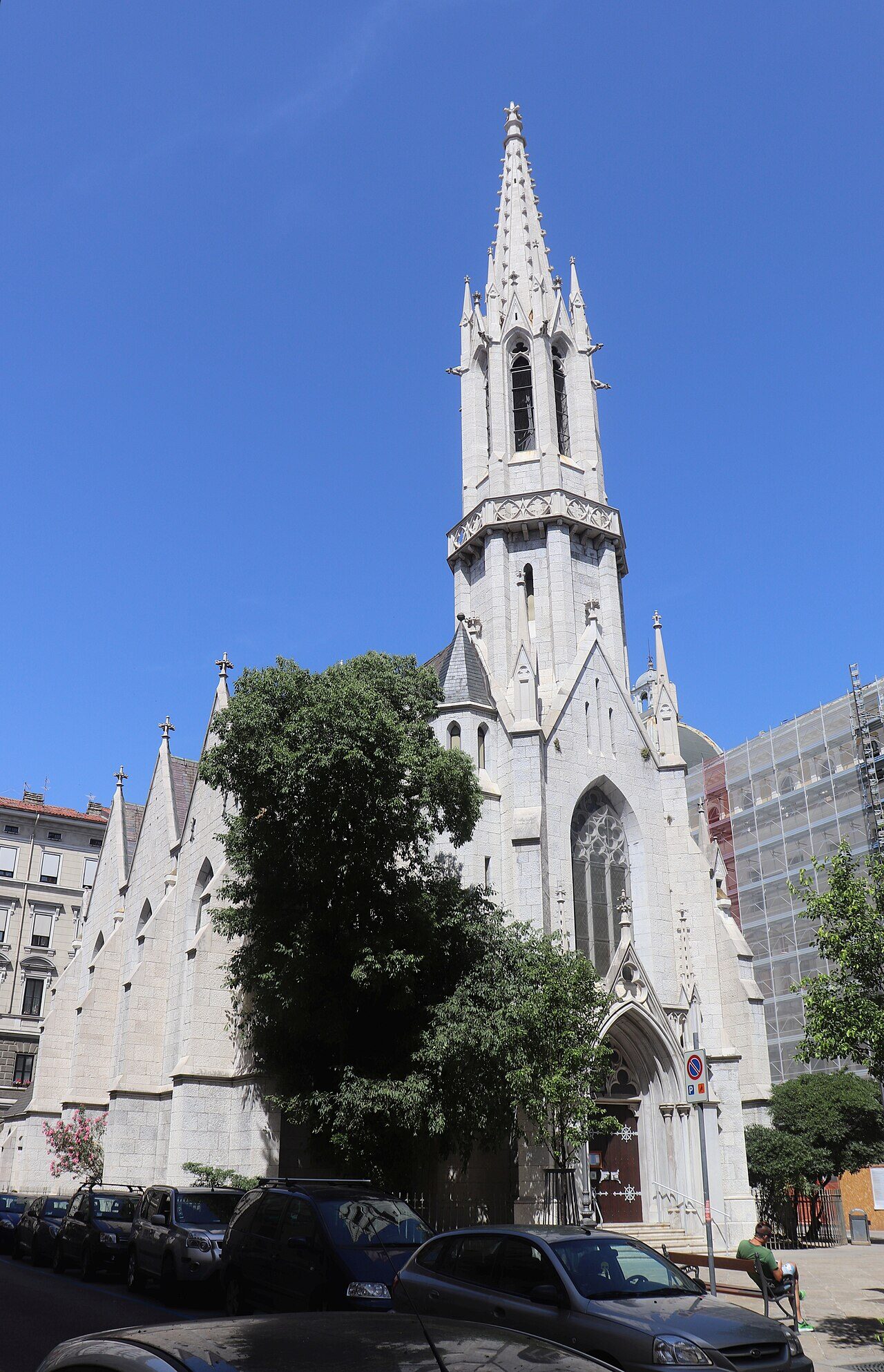 la chiesa evangelica luterana di trieste in pietra chiara con la guglia neogotica e il portale ad arco acuto