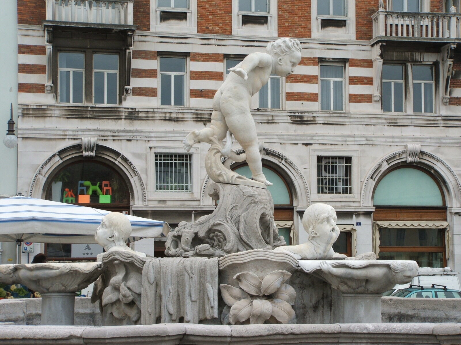 la fontana settecentesca di piazza ponterosso a trieste con il putto detto giovannin de ponterosso