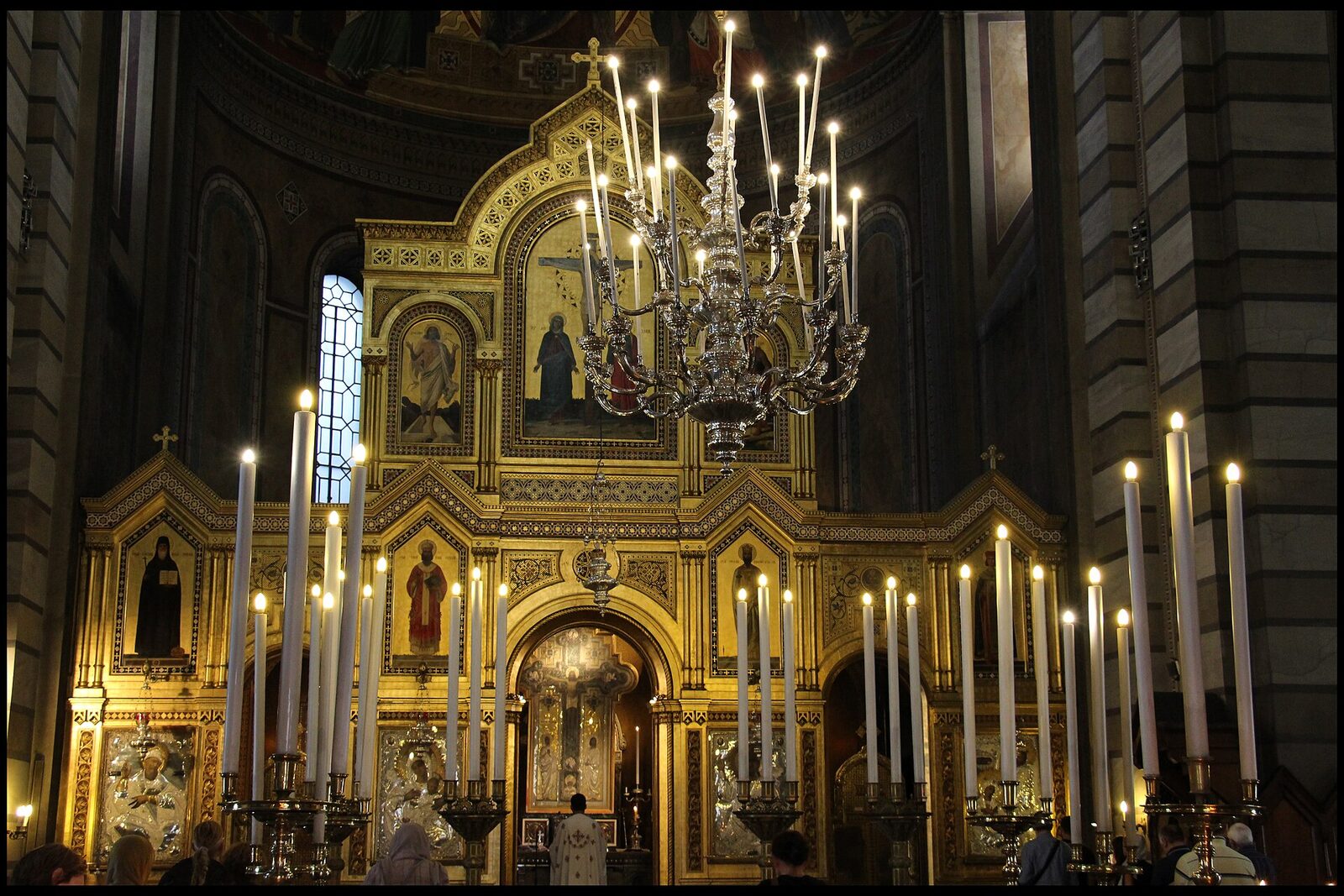 l iconostasi dorata del tempio di san spiridione a trieste con le icone rivestite d argento e il grande candelabro