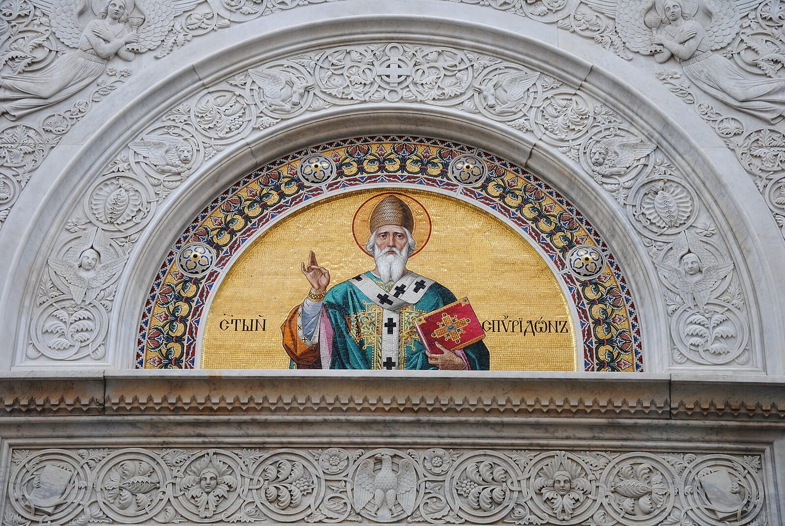 il mosaico su fondo oro con san spiridione nella lunetta sopra il portale del tempio serbo ortodosso di trieste