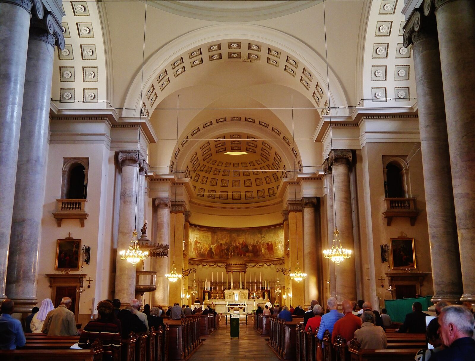 l interno chiaro di sant antonio taumaturgo a trieste con le colonne e la volta a cassettoni verso l abside