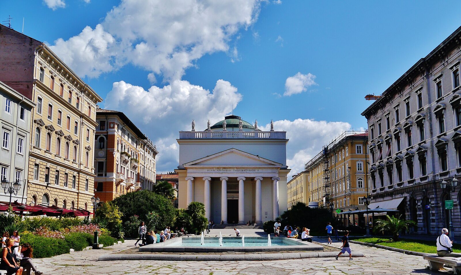 la facciata neoclassica di sant antonio taumaturgo a trieste vista dalla piazza con la fontana e le sei statue sull attico