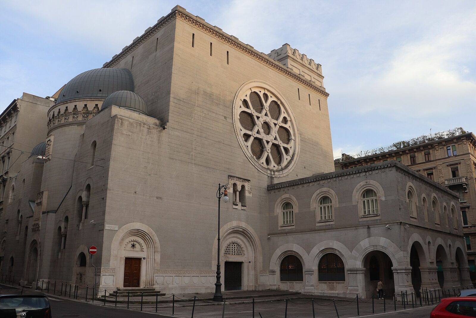la sinagoga di trieste vista dall angolo con il grande rosone a stella di david e il coronamento merlato