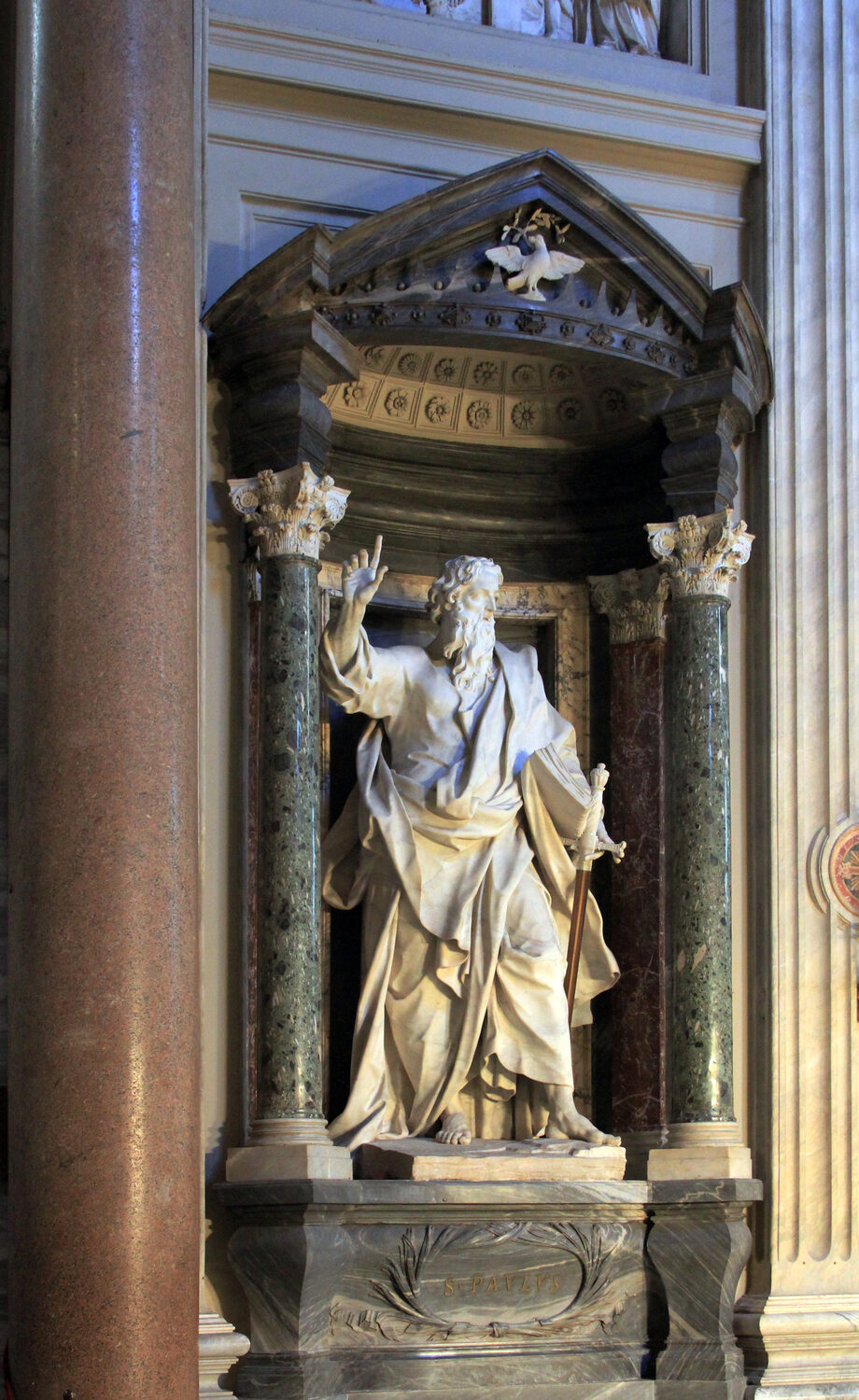 una nicchia a edicola di Borromini nella navata lateranense, con la statua di san Paolo