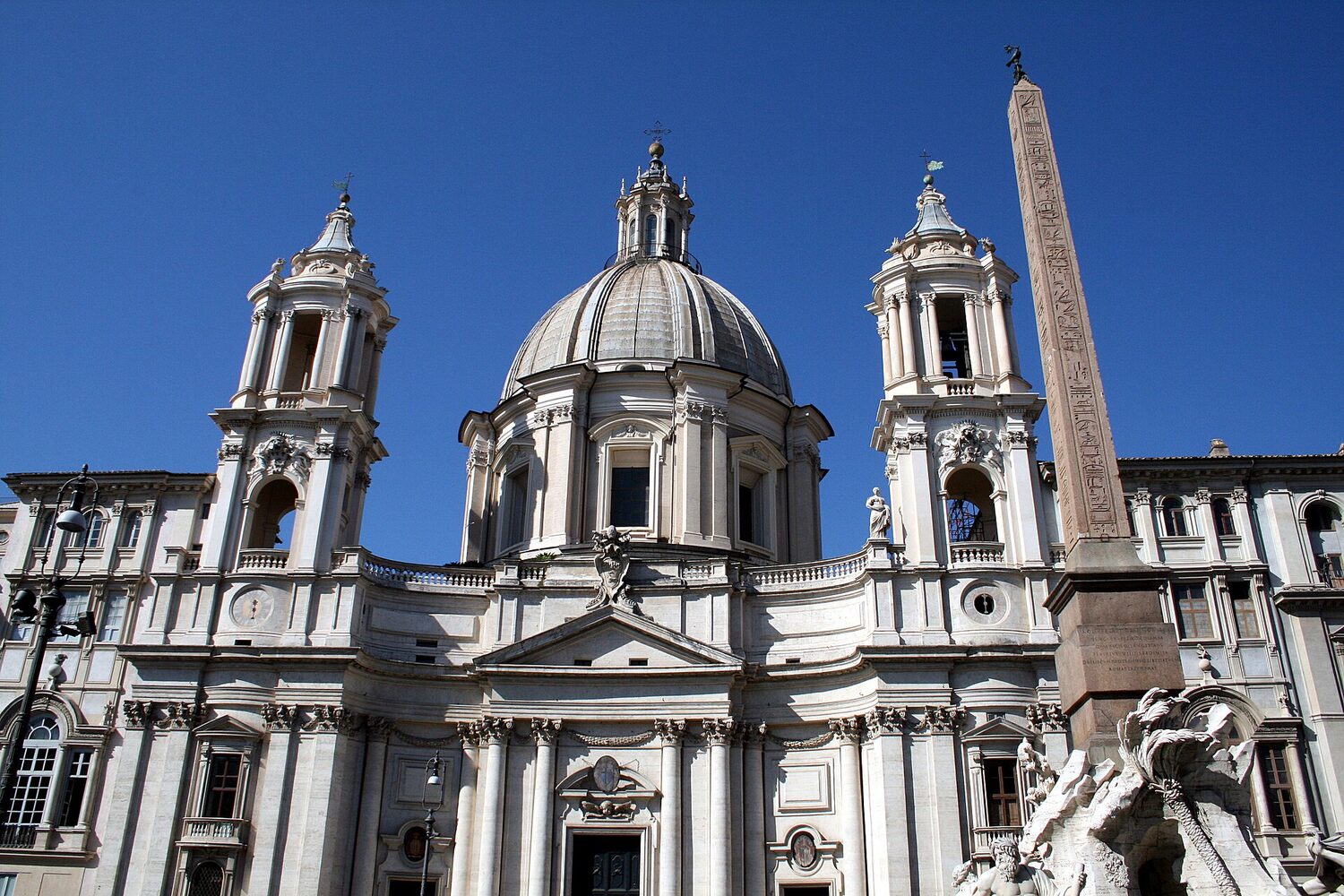 la facciata concava di sant agnese in agone con le due torri campanarie in piazza navona a roma