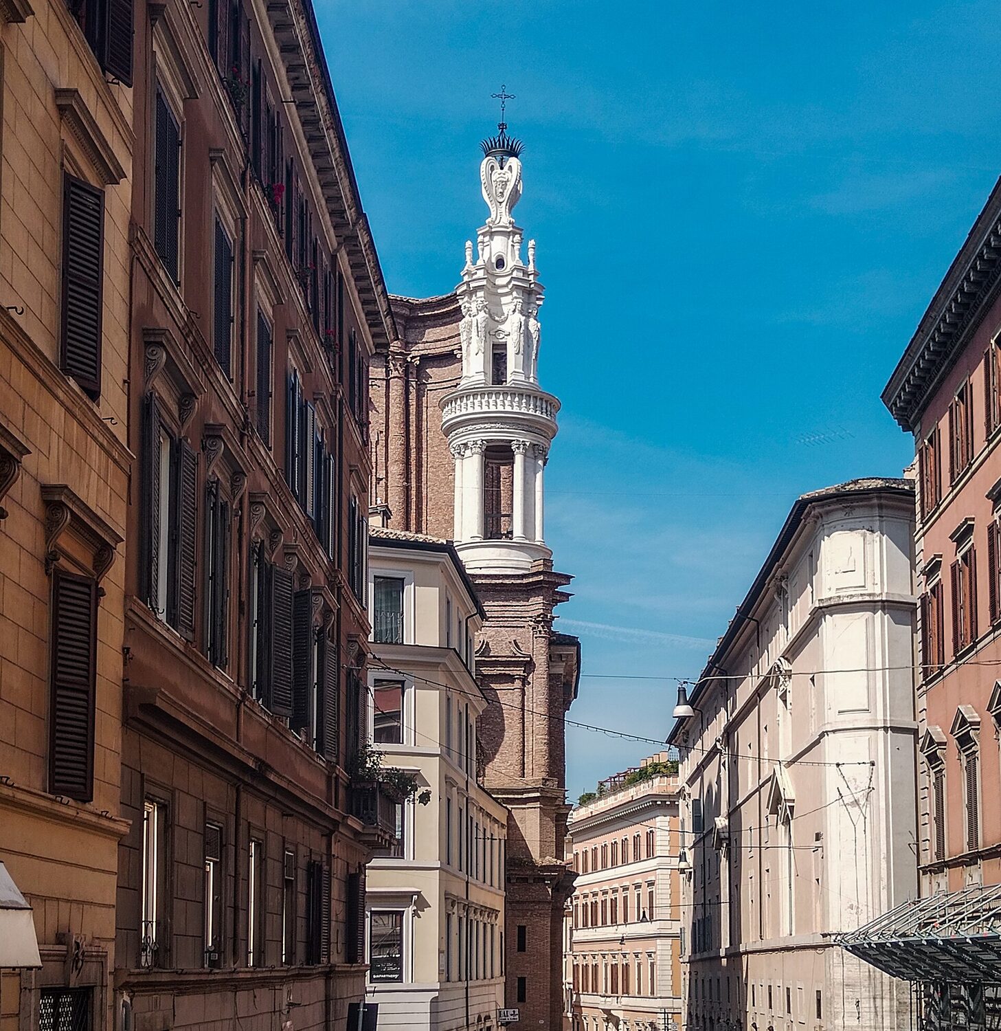il campanile di Borromini a Sant’Andrea delle Fratte visto dalla strada