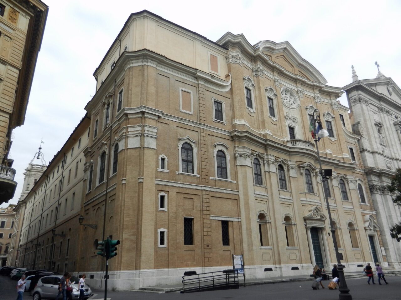 la facciata curva in mattoni dell’Oratorio dei Filippini accanto alla Chiesa Nuova
