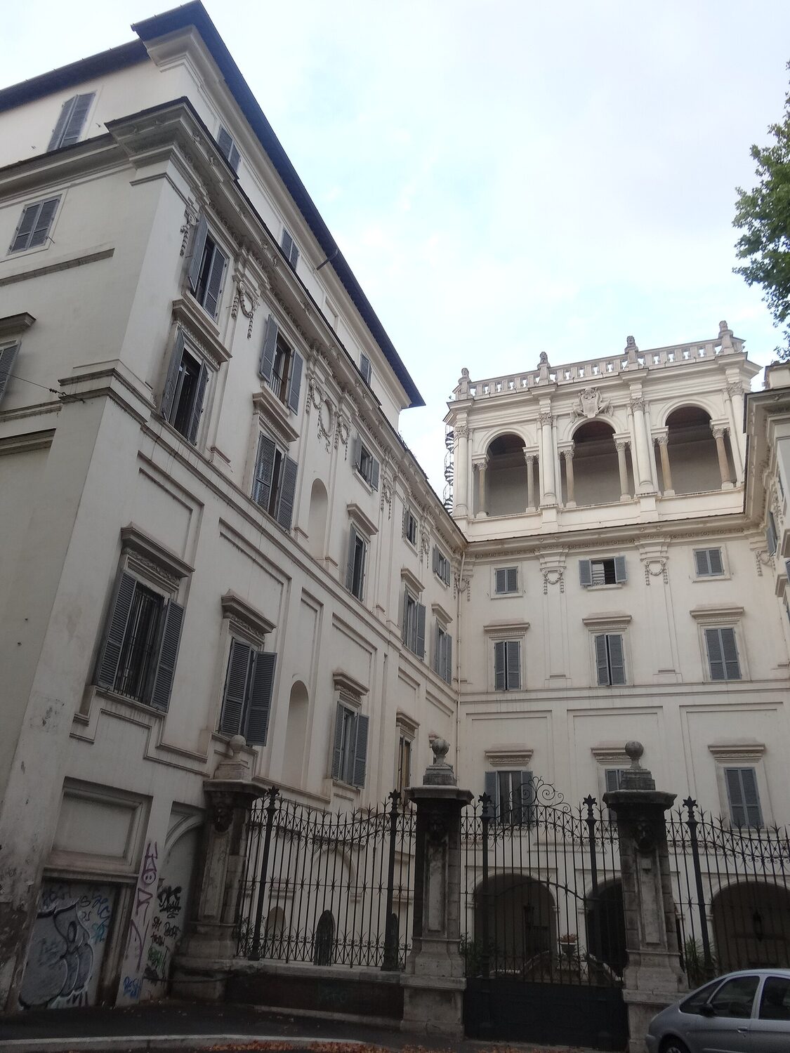 la loggia a tre archi di palazzo Falconieri verso il Tevere